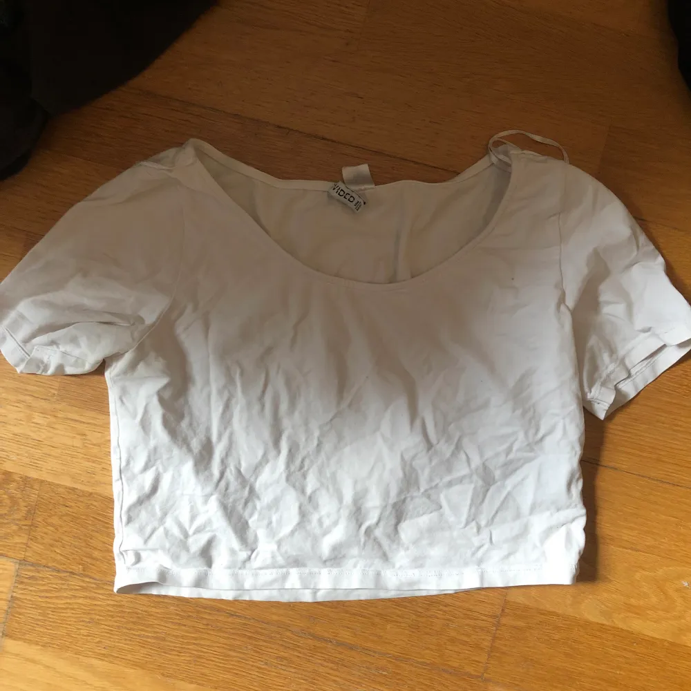Vit croptop t-shirt frn H&M! 💋🤍 Nästan aldrig använd!! Står storlek M men passar både S och M . Toppar.