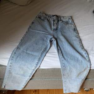 Säljer mina jeans, har klippt dem där nere då dem passar mig som är runt 158 🥰 använt dem Max 5 ggr 