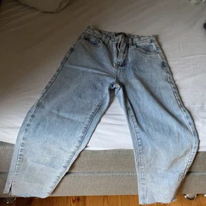 Jeans med slitningar  - Säljer mina jeans, har klippt dem där nere då dem passar mig som är runt 158 🥰 använt dem Max 5 ggr 