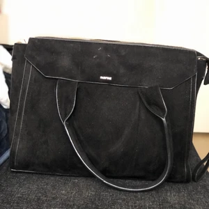 Stor handväska i mocka👜 - Svart stor väska som får plats med det mesta. I svart mocka. Dragkedjan är sönder på den, men går enkelt att fixa. Annars är den väl använd men i bra skick. ✨ Har även en lång rem att fästa så man kan ha den över axeln. Flera olika fickor/fack🌸 Pris kan diskuteras!