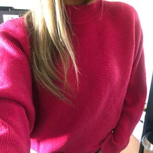 Supersnygg stickad tröja i rosa färg. I bra skick och haft den i tre år men har inte kommit till användning på de senaste två åren. Storlek: Onesize, men skulle säga xs-m. Frakt tillkommer.💘