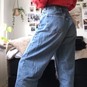 Weekday jeans - Vida weekday jeans i bra skick, modellen rail, har sytt in med resår i midjan men det går att ta bort om man vill. Jag är 172 och har vanligvis S