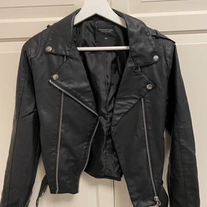Skinnjacka  - Super snygg skinnjacka från lager 157 i stl xs🤍🤍säljer för att den är för liten, jackan är i bra skick. Säljer för 180kr+frakt💕(kan gå ner i pris vid snabbt köp)