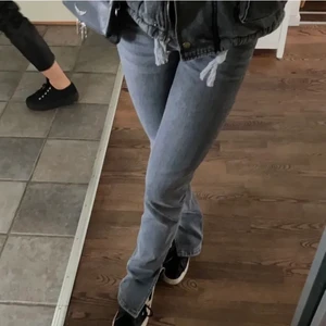 Gråa jeans  - Gråa jeans med slits, jättefina! Har 2 slitningar längst ner men märks inte när man har på sig jeansen! 💘 frakt på 66kr 