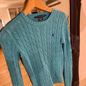Kabelstickad Ralph Lauren - Såå snygg och unik tröja från Ralph Lauren, jättefin och speciell färg om man vill sticka ut 🤎 verkligen nyskick och knappt använd!
