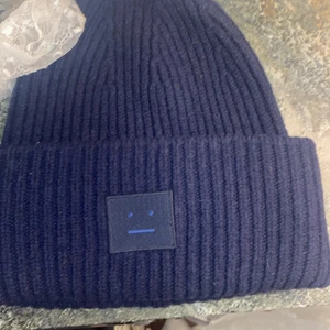 Acne mössa  - Intressekoll på min superfina acne mössa som inte är mycket använd. Äkthetsbevis och kvitto medföljer. Kom med egna bud privat säljer minst för 600kr BUD PÅ 750kr