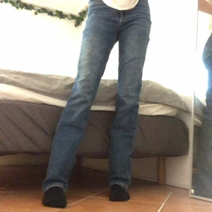 Straight jeans - raka jeans från bikbok. har använt dom 3-4 ggr så dom är i väldigt fint skick. kom privat för frågor eller fler bilder. om flera intresserade blir det budgivning. spårbar frakt