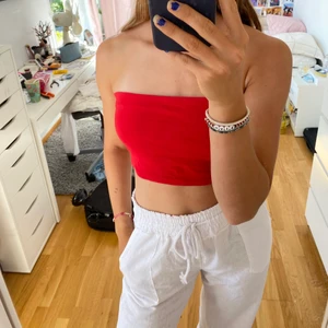 Tubtopp - Superfin röd topp från hm. Använd 1 gång så i nyskick. Strl M men passar mig som har S💜