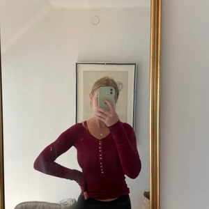 Vinröd tröja - En fin och väldigt skön tröja från abercombie & fitch. Den är stretchig och väldigt mjuk. Den har ett litet hål vid armhålan. 