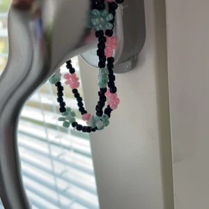 Armband - Två styckna blommiga armband som jag har gjort själv, har aldrig använt dom!❤️ frakten kostar 12 kr!!!