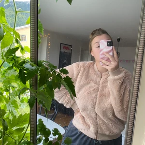 Rosa jacka, BIKBOK - 👚🦄 rosa fluffig jacka från bikbok, väldigt mysig, knappt använd 🦋🦄