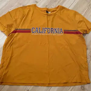 Gul tröja med California tryck. Köpt på HM- storlek L, mer som en M. Använt fint skick!