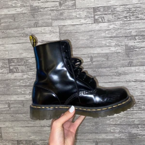 Dr martens - Dr martens i strl 40 som tyvärr är försmå för mig😕 jag tror dessa passar bra på någon med storlek 39-40💗 bortsett från lite små märken är det riktigt bra skick på de då de knappt är använda! Nypris ca 2500
