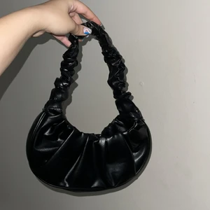 Svart axelväska  - Aldrig använd och super fint skick. 