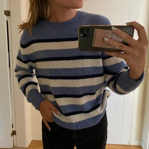  randig stickad tröja  - säljer en jättemysig randig stickad tröja i stl xs men passar mig som är S.  Jag är ca 172cm lång. Köparen står för frakten