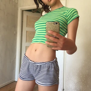 Topp - Sött topp från secondhand men aldrig använd av mig! Fint skick är frön randig! 