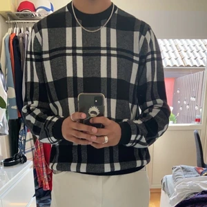 Rutig stickad tröja - En väldigt fin å skön stickad tröja. Det är lite oversize fit.