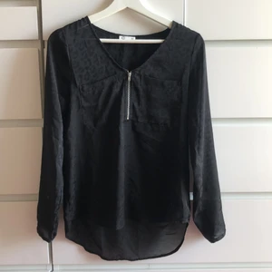 Blus - Leopardmönstrad blus i tunnt material. Cubus, storlek 34