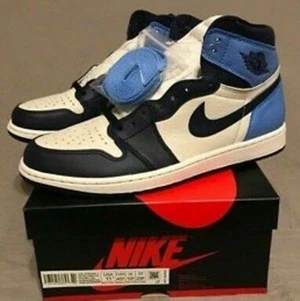 Jordan 1 Obsidian - Finns i alla storlekar och skickas med gratis spårbar frakt