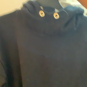 Hoodie  - E svart Hofor banden har åkt ut i storlek xs men oversise 