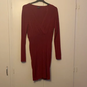 klänning från gina tricot - endast använd en gång, storlek s ifrån gina tricot. Kan skicka fler biler om det önskas.