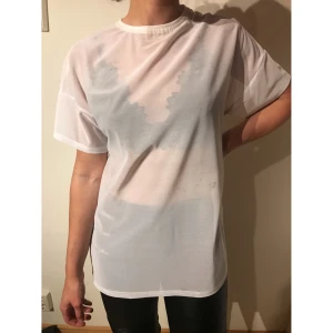 Vit meshtopp - Häftig annorlunda vit mesh-topp, kan bli riktigt snyggt med en fin bh under och till exempel på festival. Den har några fläckar men de går nog bort i tvätten, jag kan försöka tvätta bort dem innan jag skickar iväg den också. Hör av dig vid frågor🥰