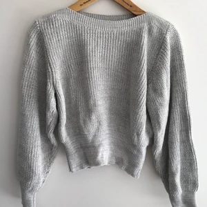 Stickad tröja  - Grå stickad tröja från NA-KD. Storlek XXS men passar XS då det är en overzised modell. Inte mycket använd. 100kr + frakt.