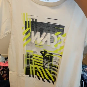 T shirt  - En t- shirt med en cool bild på framsidan 
