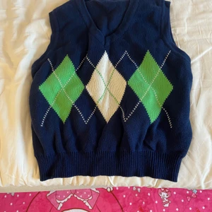 Mysig stickad trendig väst från shein - Säjer denna fina stickade väst från Shein i storlek XS, men passar även S. Jag säljer den för att den inte är min stil längre. Den passar perfekt till hösten och är i fint skick. Har bara använt den några ggr och är väldigt skön. Köparen står för frakt. 