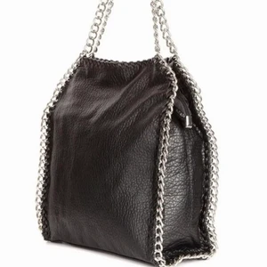 Stella McCartney liknande väska - Jätte fin kedje väska som tyvärr inte kommer till användning längre.🤍 Betalning sker på swish. Direktköp 400kr!                                         (Bilderna är lånade)