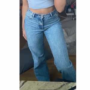 Jeans  - Säljer dessa snygga jeans, långa i benen och såå fin passform. Dom är använda max 3 ggr så i väldigt bra skick!