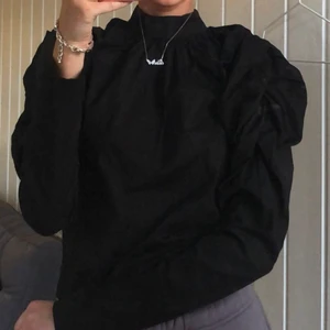 NA-KD topp - En jättefin blus från NA-KD! I lite tjockare/ lyxigare material och puffärmar! 💕