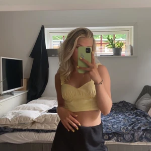 Gul zara topp - Säljer min fina gulrutiga topp från zara. Säljer pga att den tyvärr inte kommer till användning. Använd 1-2 gånger. Slutsåld hos zara. Köpt för 199 kr på zara. Frakten ingår inte i priset. Skriv privat för mer info. Vid många intresserade💗 BUDGIVNING💗