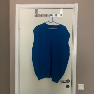 Snygg väst - Snygg väst köpt secondhand och i bra skick. Obs köparen står för fraktkostnaderna.