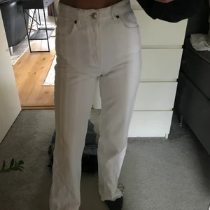 Jeans från zara - Säljer dessa snygga vita wide leg jeansen från zara i storlek 34!🤍använda ett fåtal gånger men i mycket gott skick! Säljs pågrund av att dem inte används längre. Lite avklippta för att passa mig i längden som är 167 cm💕
