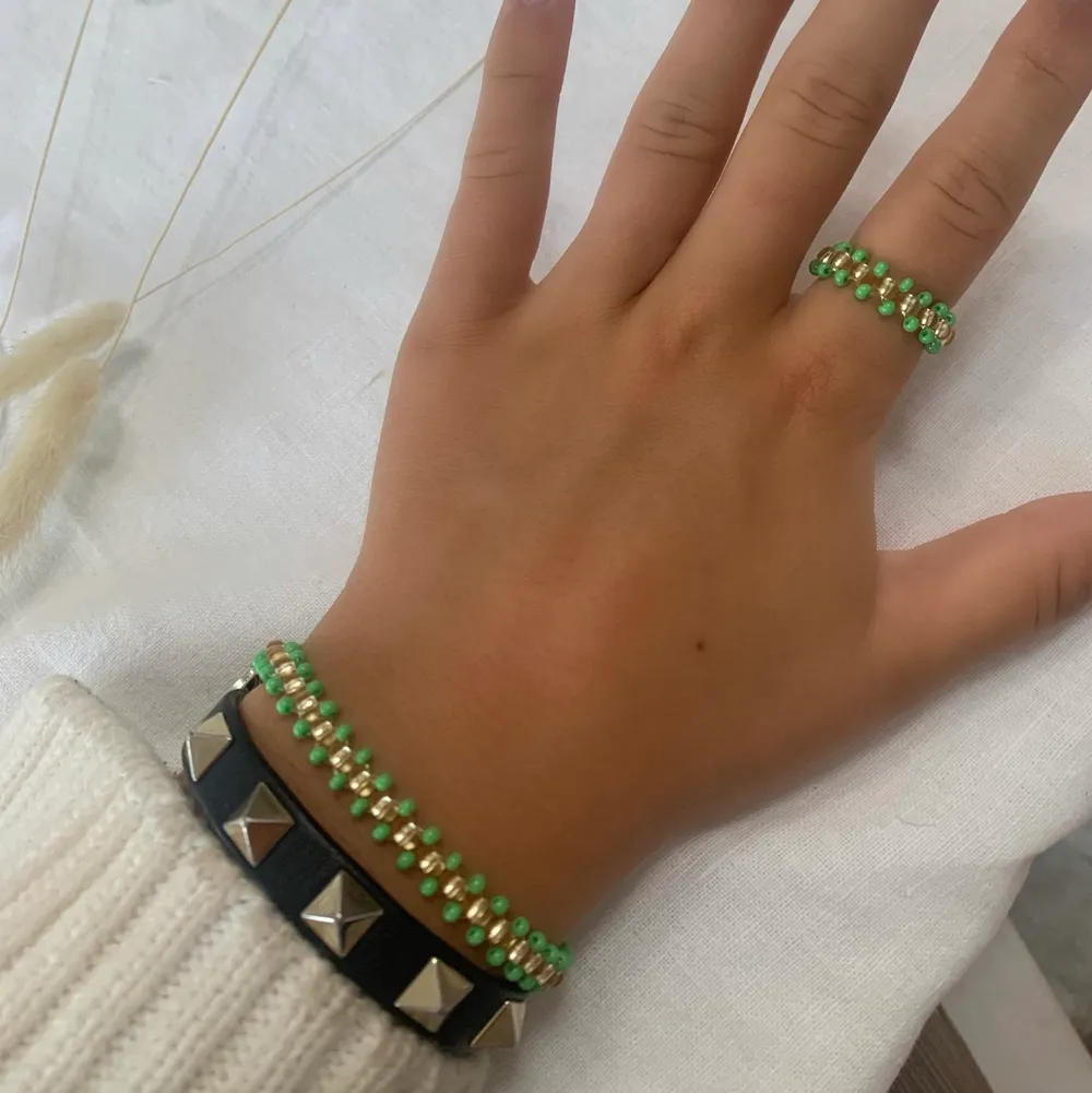 Egenpärlade snygga, stilrena smycken som går att göra i massa olika färger, bla de som visas på bilden💥🌟🍒💘ARMBAND+RING i valfri färg 100 kr (inklusive frakt,jag bjuder alltså på frakten)💗🍓 Om ni vill ha smyckena i en större storlek så är det bara att skriva, så får ni det utan extra kostnad💘. Accessoarer.