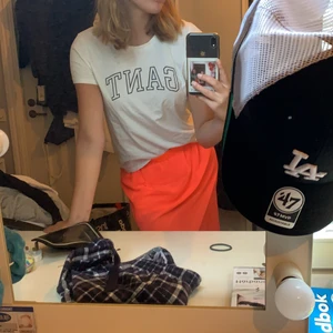 En tröja - Säljer denna tröjan då den bara inte har kommit till andväning hos mig. Men för fler bilder eller frågor är det bara att fråga mig så kan jag fixa det🥰