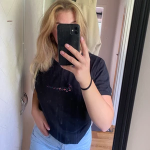 T-shirt med brodyr  - T-shirt med broderad nike-loga 