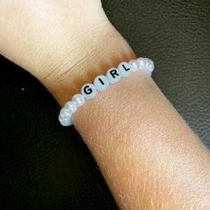 Armband, vit text ”girl” - Här är ett vitt armband där de står girl på