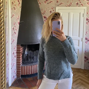 Stickad tröja - Stickad blå tröja med slits vid sidan, perfekt till hösten!                 Frakt inkluderas inte i priset!