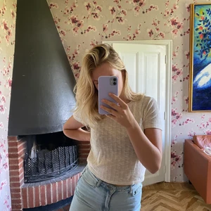 T- shirt - Beige T-shirt i tunt material. Skulle säga att den är lite cropad. Frakt inkluderas inte i priset!