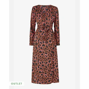 Omlottklänning från Object strl 36 - Omlottklänning från .OBJECT i strl 36. Tråddragning vä. axel. Finns på Ellos (dock få strl kvar) för 420:-. Säljer här för 366:- inkl. Mina bilder stämmer mer överens hur den ser ut irl än Ellos färgmässigt!