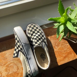 Vans Ua slip-ons Classics stl 38  - Säljer mina vans lite skitiga men fina i skick annars! Storlek 38, med en liten högre sula. Sjukt bekväma och snygga!