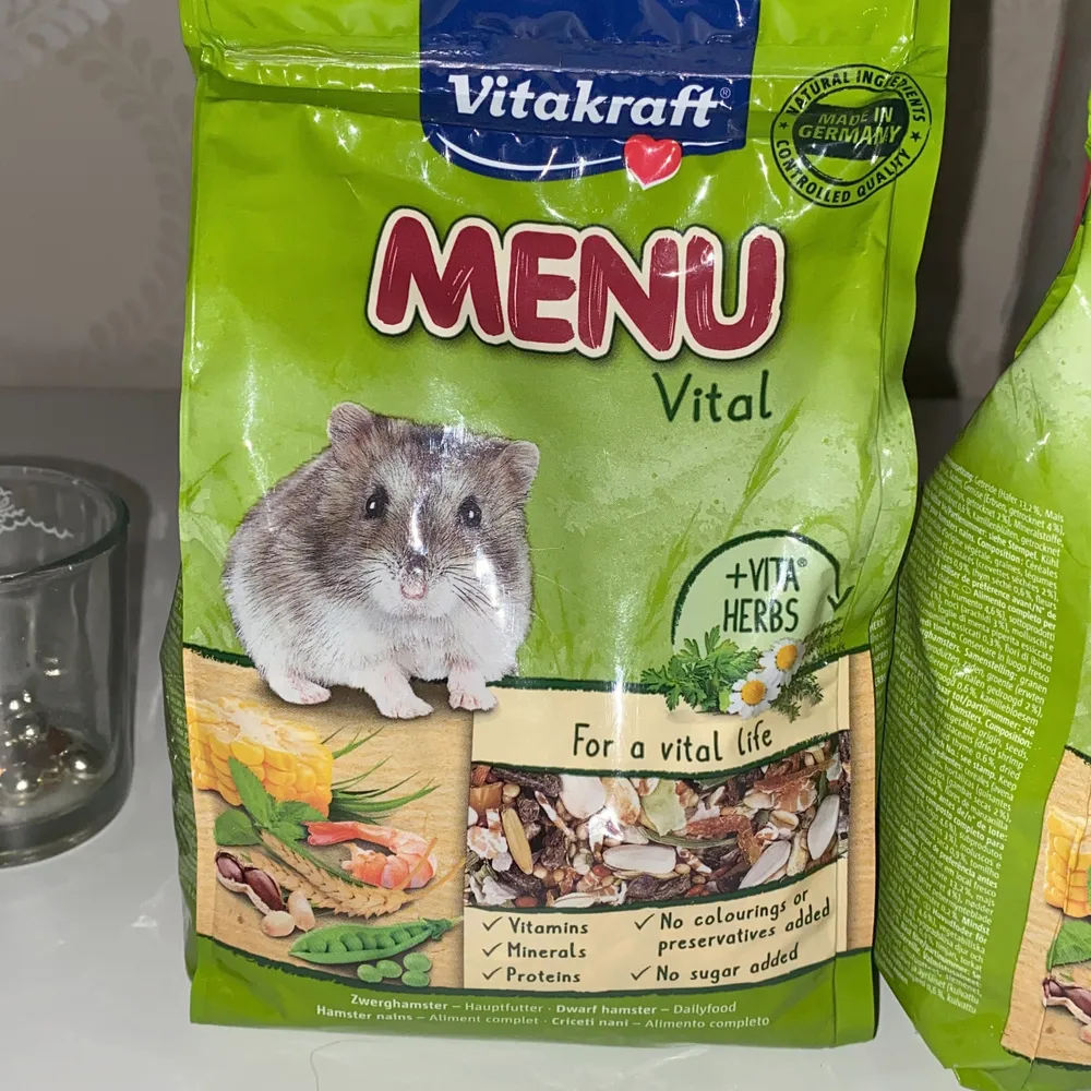 Vanlig hamster mat 🥰 kostar 50kr /st + frakt 🥰. Accessoarer.