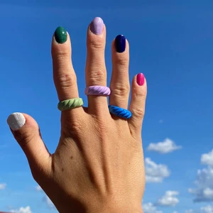 Color Crossiant  - Ring i färgad metall. Finns i färgerna ovan! Storlek S/M samt går att justera något ☀️ 69 kr, gratis frakt 🥳