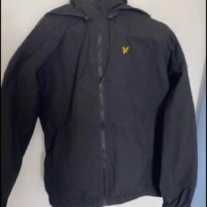 Lyle and scott jacka❣️ - Jätte dålig bild, jag vet! En fin lyle and scott jacka, lite större i storleken, passar runt M/L. Kommer vara tvättad❣️