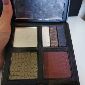 Smink  - Har knappt använt denna pallet. Det är tre ögonskuggor som man kan ta bort 