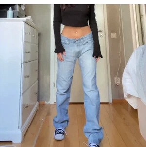 Levis 501 jeans - Säljer nu vidare dessa levis 501 jeans som jag köpt här på plick! Lågmidjade och passar mig som vanligtvis har 26 i jeans ( midjemått 84 cm innerbenslängd 82 cm) Köp direkt- 650kr SÅLDA