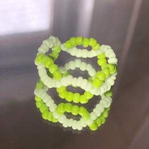 DNA ring i färgerna grön och vit. Det går att ställa önskemål om andra färger. Gjort för hand <3