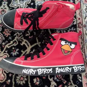 Röda fett coola och snygga Angry birds skor, angry birds trycket finns på båda skorna och det står angry birds på nedre delen av båda skorna. Thriftade men helt oanvända av mig då de tyvärr för små, ganska så bra skick. 